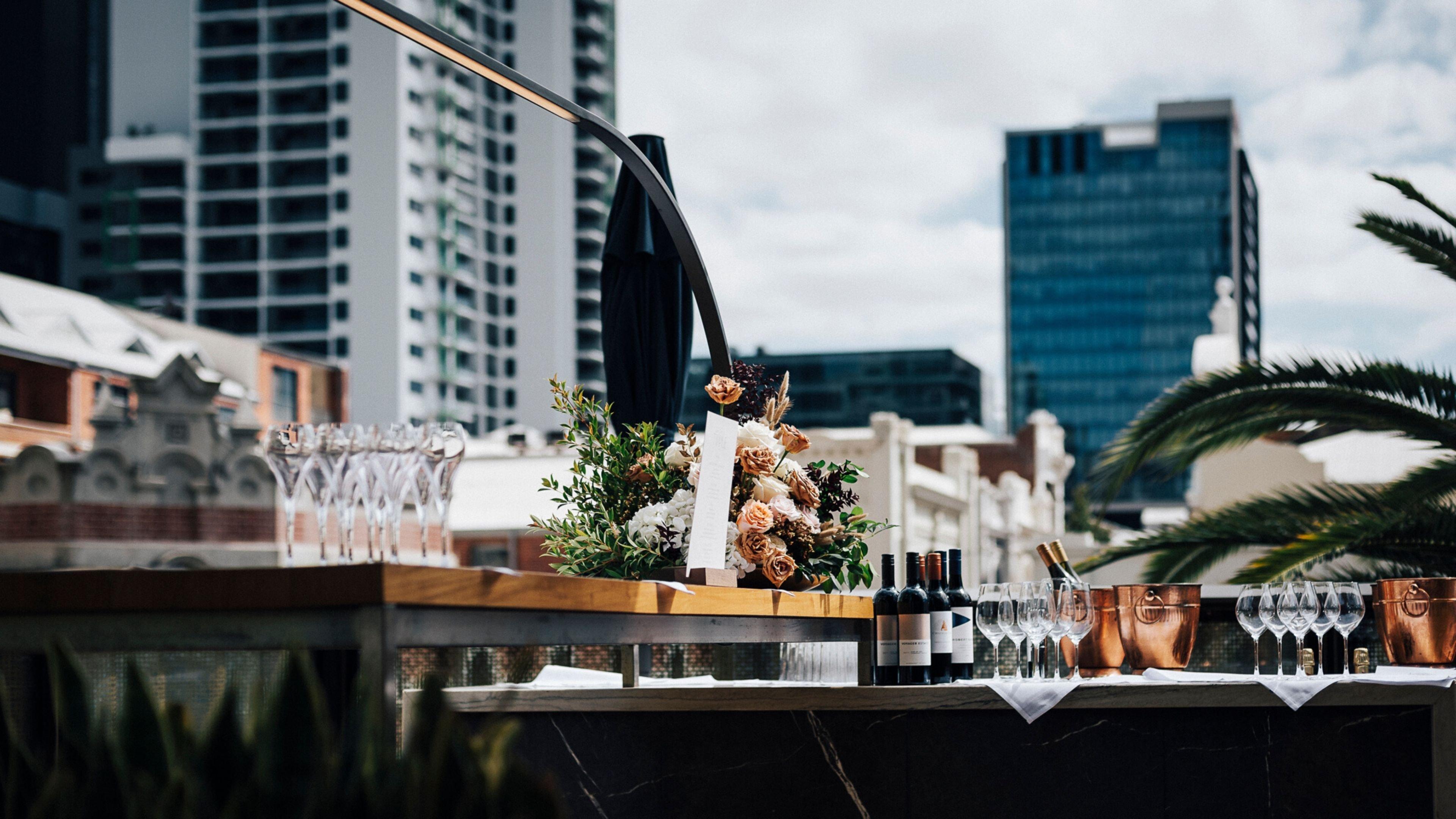 인터컨티넨탈 퍼스 시티 센터 외부 사진 The rooftop bar at the Hotel